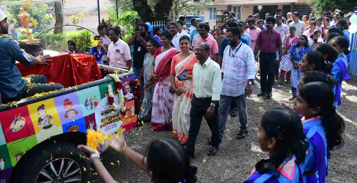 അറുപത്തിമൂന്നാമത് സ്‌കൂൾ കലോത്സവ വിജയികൾക്ക് സമ്മാനിക്കുന്ന സ്വർണകപ്പ് വഹിച്ചുകൊണ്ടുളള ഘോഷയാത്രയെ ജില്ലാ പഞ്ചായത്ത് പ്രസിഡൻ്റ് കെ.വി. ബിന്ദുവിൻ്റെ നേതൃത്വത്തിൽ കോട്ടയം ജില്ലയിൽ  സ്വീകരിച്ചപ്പോൾ. 