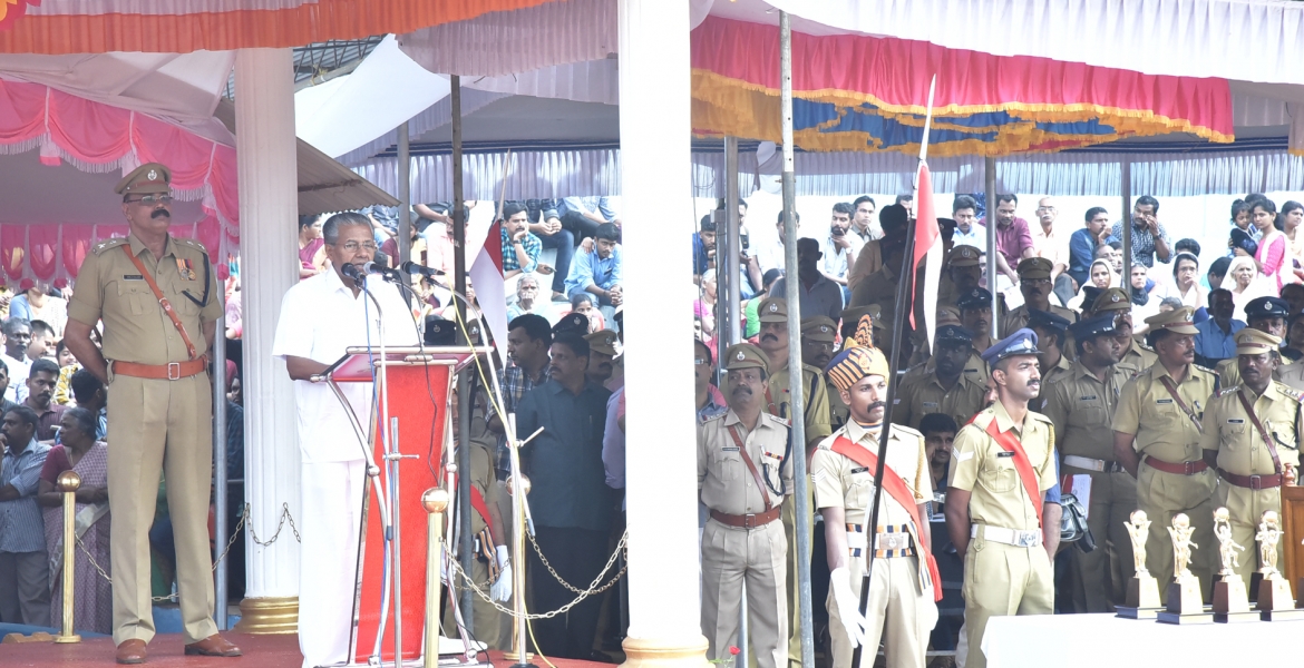  അടൂര്‍ പരുത്തപ്പാറയിലെ കേരള ആംഡ് പോലീസ് മൂന്നാം ബറ്റാലിയന്‍ ആസ്ഥാനത്ത് പരിശീലനം പൂര്‍ത്തിയാക്കിയ 411 സേനാംഗങ്ങളുടെ സംയുക്ത പാസിംഗ് ഔട്ട് പരേഡില്‍ അഭിവാദ്യം സ്വീകരിച്ച് മുഖ്യമന്ത്രി പിണറായി വിജയന്‍ സംസാരിക്കുന്നു.