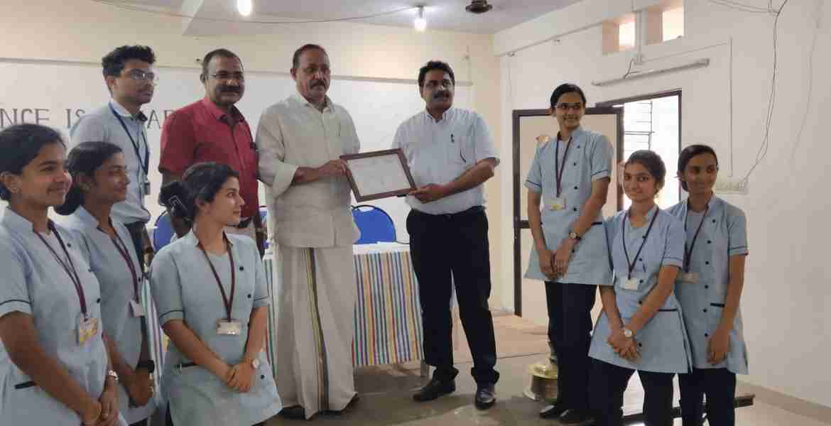 കോഴഞ്ചേരി പഞ്ചായത്ത് പ്രസിഡന്റ് റോയ് ഫിലിപ്പ് പൊയ്യാനില്‍ കോളേജ് ഓഫ് നേഴ്‌സിംഗിനെ ഹരിത കാമ്പസായി പ്രഖ്യാപിക്കുന്നു