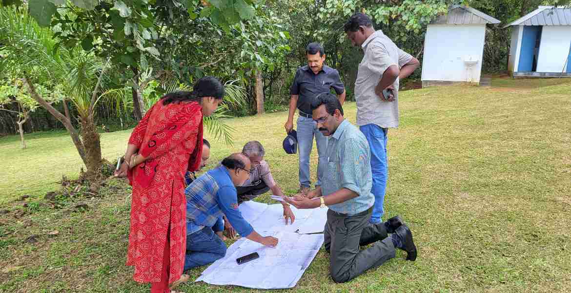 കോലാഹലമേട്ടിൽ അഞ്ചേക്കർ ഭൂമിയിലെ അനധികൃത കൈയേറ്റം റവന്യൂ- പോലീസ് സംയുക്ത നടപടികളിലൂടെ ഒഴിപ്പിക്കുന്നു