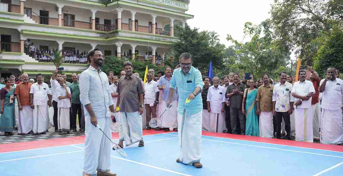 എക്സൈസ് വിമുക്തി മിഷൻ നടപ്പാക്കുന്ന ഉണർവ് പദ്ധതിയുടെ ഭാഗമായി കങ്ങഴ മുസ്ലിം ഹയർ സെക്കൻഡറി സ്‌കൂളിൽ പണികഴിപ്പിച്ച ബാഡ്മിന്റൺ കോർട്ടിന്റെ ഉദ്ഘാടനവും കായിക ഉപകരണങ്ങളുടെ വിതരണവും എക്സൈസ്-തദ്ദേശ സ്വയംഭരണ വകുപ്പുമന്ത്രി എം.ബി. രാജേഷ് നിർവഹിക്കുന്നു. സർക്കാർ ചീഫ് വിപ്പ് ഡോ. എൻ. ജയരാജ്, എക്സൈസ് കമ്മിഷണർ എ.ഡി.ജി.പി. മഹിപാൽ യാദവ് എന്നിവർ സമീപം.