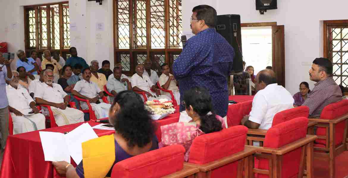 മത്സ്യത്തൊഴിലാളികളുടെയും അനുബന്ധ തൊഴിലാളികളുടെയും ക്ഷേമം സംബന്ധിച്ച നിയമസഭാ സമിതി വൈക്കം സത്യഗ്രഹ ശതാബ്ദി സ്മാരക ഹാളിൽ നടത്തിയ തെളിവെടുപ്പിൽ സമിതി ചെയർമാൻ പി.പി. ചിത്തരഞ്ജൻ എം.എൽ.എ. സംസാരിക്കുന്നു. എം.എൽ.എ.മാരും സമിതി അംഗങ്ങളുമായ എം.കെ. അക്ബർ, കാനത്തിൽ ജമീല, സി.കെ. ആശ എം.എൽ.എ. എന്നിവർ സമീപം.