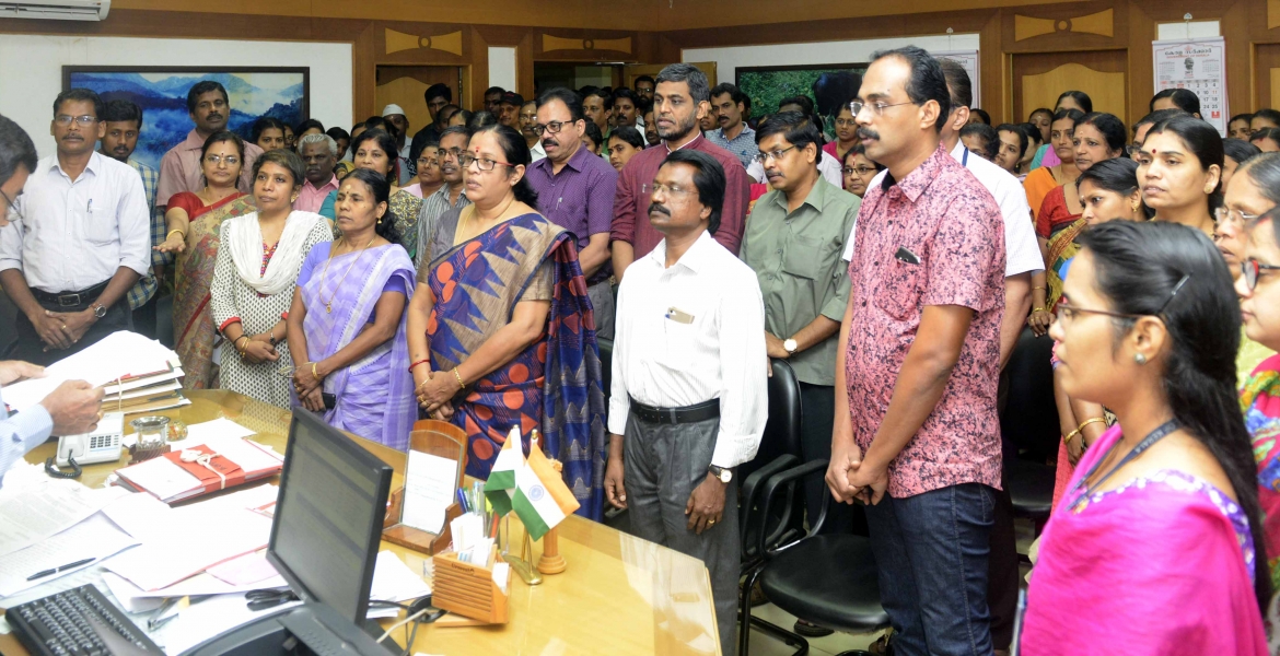  ഭരണഘടനാ ദിനാചരണത്തോടനുബന്ധിച്ച് ജില്ലാ കലക്ടര്‍ ഡോ: പി.സുരേഷ് ബാബു ഭരണഘടനയുടെ ആമുഖം വായിച്ച് പ്രതിജ്ഞ ചൊല്ലി കൊടുക്കുന്നു.