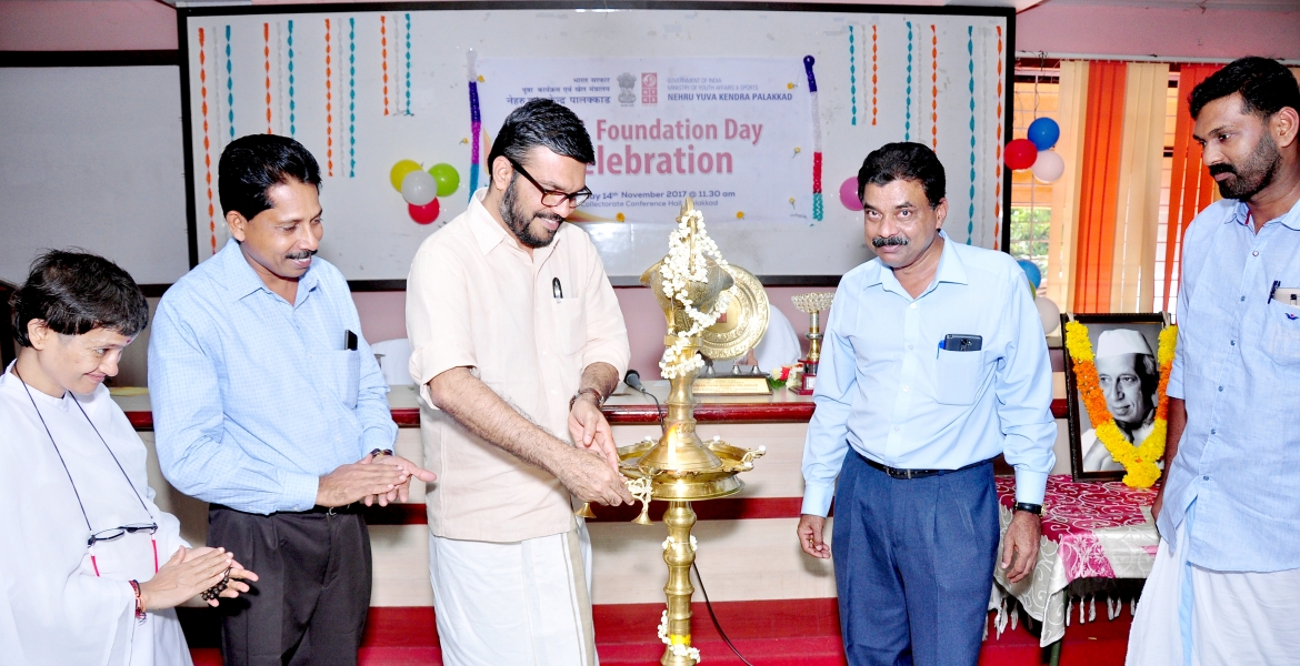 ജില്ലാ കലക്ടറേറ്റ് സമ്മേളന ഹാളില്‍ നെഹ്റു യുവകേന്ദ്ര സ്ഥാപക ദിനാഘോഷത്തിന്‍റെ ഉദ്ഘാടനം എം.ബി.രാജേഷ് എം.പി നിര്‍വഹിക്കുന്നു.