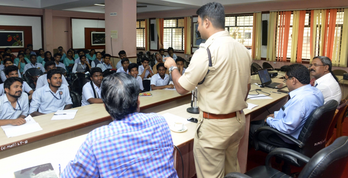 കുറ്റകൃത്യങ്ങള്‍ക്ക് ഇരയാക്കപ്പെടുന്നവരുടെ സംരക്ഷണത്തിനായി രൂപവത്കരിച്ച വിശ്വാസ് വൊളന്‍റിയര്‍ ഗ്രൂപ്പിനുള്ള പരിശീലനം ജില്ലാ പൊലീസ് മേധാവി പ്രതീഷ്കുമാര്‍ ഉദ്ഘാടനം ചെയ്യുന്നു. 