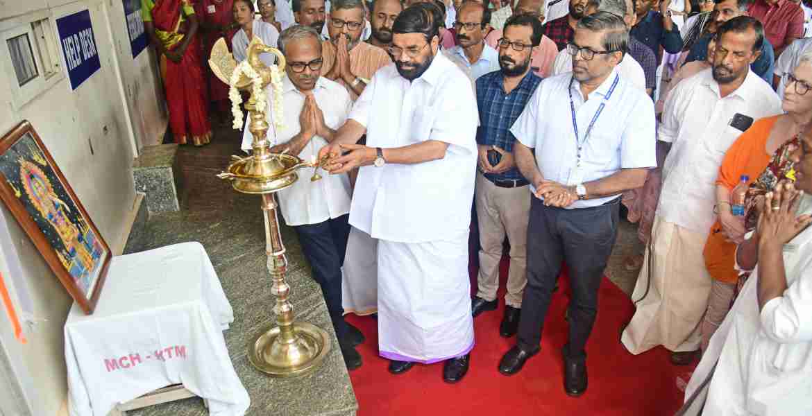  ശബരിമല തീർഥാടകർക്കായി കോട്ടയം മെഡിക്കൽ കോളജ് ആശുപത്രിയിൽ ആരംഭിച്ച ഹെൽപ്പ് ഡെസ്‌ക് സഹകരണ-തുറമുഖ-ദേവസ്വം വകുപ്പു മന്ത്രി വി.എൻ. വാസവൻ ഉദ്ഘാടനം ചെയ്യുന്നു.