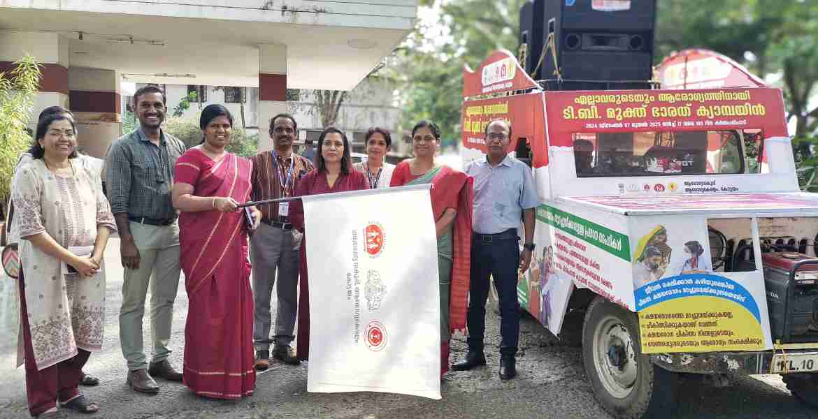 ക്ഷയരോഗ മുക്ത് ഭാരത് 100 ദിന കർമ്മപരിപാടിയുടെ ജില്ലാതല ഉദ്ഘാടനം ജില്ലാ പഞ്ചായത്ത് പ്രസിഡന്റ് കെ.വി. ബിന്ദു നിർവഹിക്കുന്നു.  തൊഴിലിടങ്ങൾ കേന്ദ്രീകരിച്ച് ക്ഷയരോഗ പരിശോധന നടത്തുന്നതിനുള്ള നിക്ഷയ് വാഹൻ എന്ന  മൊബൈൽ യൂണിറ്റ്, ബോധവത്കരണ വാൻ എന്നിവയുടെ ഫ്‌ളാഗ് ഓഫ് കളക്‌ട്രേറ്റിൽ നടന്ന ചടങ്ങിൽ ജില്ലാ പഞ്ചായത്ത് പ്രസിഡന്റ് കെ.വി. ബിന്ദു നിർവഹിക്കുന്നു.