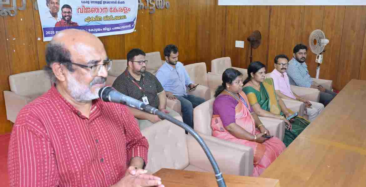 കേരള നോളജ് ഇക്കോണമി മിഷൻ, കുടുംബശ്രീ ജില്ലാ മിഷൻ, കില എന്നിവയുടെ സംയുക്താഭിമുഖ്യത്തിൽ ജില്ലാ പഞ്ചായത്ത് ഹാളിൽ സംഘടിപ്പിച്ച വിജ്ഞാന കേരളം ഏകദിന പരിശീലനം ജില്ലാ പഞ്ചായത്ത് പ്രസിഡന്റ് കെ.വി. ബിന്ദു ഉദ്ഘാടനം ചെയ്യുന്നു. വിജ്ഞാനകേരളം ജനകീയ കാമ്പയിൻ അഡൈ്വസർ ഡോ. ടി.എം. തോമസ് ഐസക് സമീപം.  കേരള നോളജ് ഇക്കോണമി മിഷൻ, കുടുംബശ്രീ ജില്ലാ മിഷൻ, കില എന്നിവയുടെ സംയുക്താഭിമുഖ്യത്തിൽ ജില്ലാ പഞ്ചായത്ത് ഹാളിൽ സംഘടിപ്പിച്ച വിജ്ഞാന കേരളം ഏകദിന പരിശീലനത്തിൽ കാമ്പയിൻ അഡൈ്വസർ ഡോ. ടി.എം. തോമസ് ഐസക് സംസാരിക്കുന്നു.