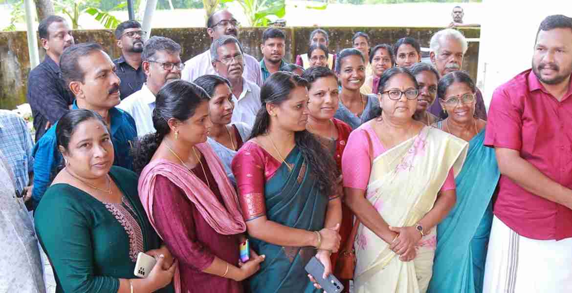 മാലിന്യമുക്ത നവകേരളം കർമപദ്ധതിയുടെ ഭാഗമായി വൈക്കം ബ്ലോക്ക് പഞ്ചായത്ത് ടി.വി. പുരം പഞ്ചായത്തിൽ നിർമിച്ച റിസോഴ്‌സ് റിക്കവറി ഫെസിലിറ്റി സെന്റർ ബ്ലോക്ക് പഞ്ചായത്ത് പ്രസിഡന്റ് അഡ്വ. കെ.കെ. രഞ്ജിത് ഉദ്ഘാടനം ചെയ്യുന്നു.