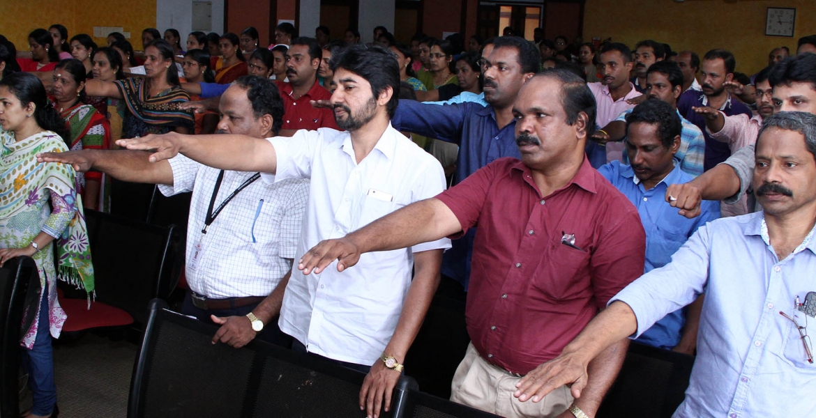 ഭരണഘടനദിനാചരണത്തിന്റെ ഭാഗമായി കളക്ട്രേറ്റ് ജീവനക്കാര്‍ ഭരണഘടന പ്രതിജ്ഞയെടുത്തു