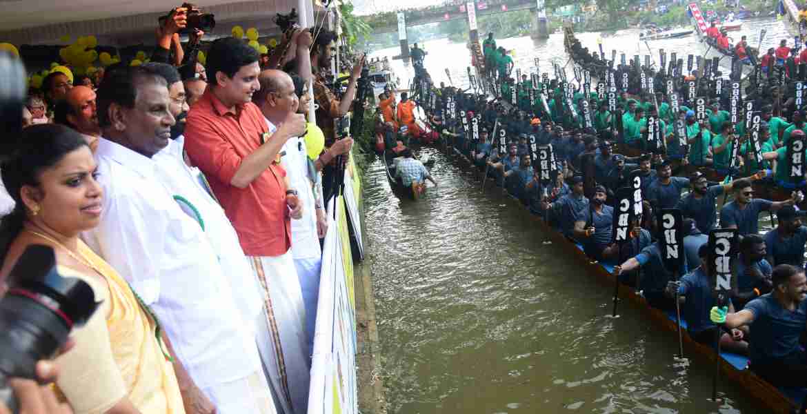 ചാമ്പ്യൻസ് ബോട്ട് ലീഗ് നാലാം സീസണും കോട്ടയം മത്സരവള്ളംകളിയും താഴത്തങ്ങാടിയിൽ പൊതുമരാമത്ത്-ടൂറിസം വകുപ്പു മന്ത്രി പി.എ. മുഹമ്മദ് റിയാസ് ഉദ്ഘാടനം ചെയ്യുന്നു. മന്ത്രി വി.എൻ. വാസവൻ, അഡ്വ. ഫ്രാൻസിസ് ജോർജ് എം.പി., തിരുവഞ്ചൂർ രാധാകൃഷ്ണൻ എം.എൽ.എ. ജില്ലാ പഞ്ചായത്ത് പ്രസിഡന്റ് കെ.വി. ബിന്ദു, ജില്ലാ കളക്ടർ ജോൺ വി. സാമുവൽ എന്നിവർ സമീപം.