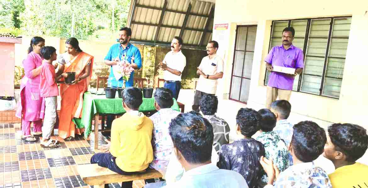 നഗരസഭ കൃഷിഭവന്റെ നേതൃത്വത്തില്‍ പച്ചക്കറി തൈനടലും,  കൃഷിയും കീടനാശിനിയും എന്ന വിഷയത്തില്‍ നടത്തിയ ക്ലാസ്.