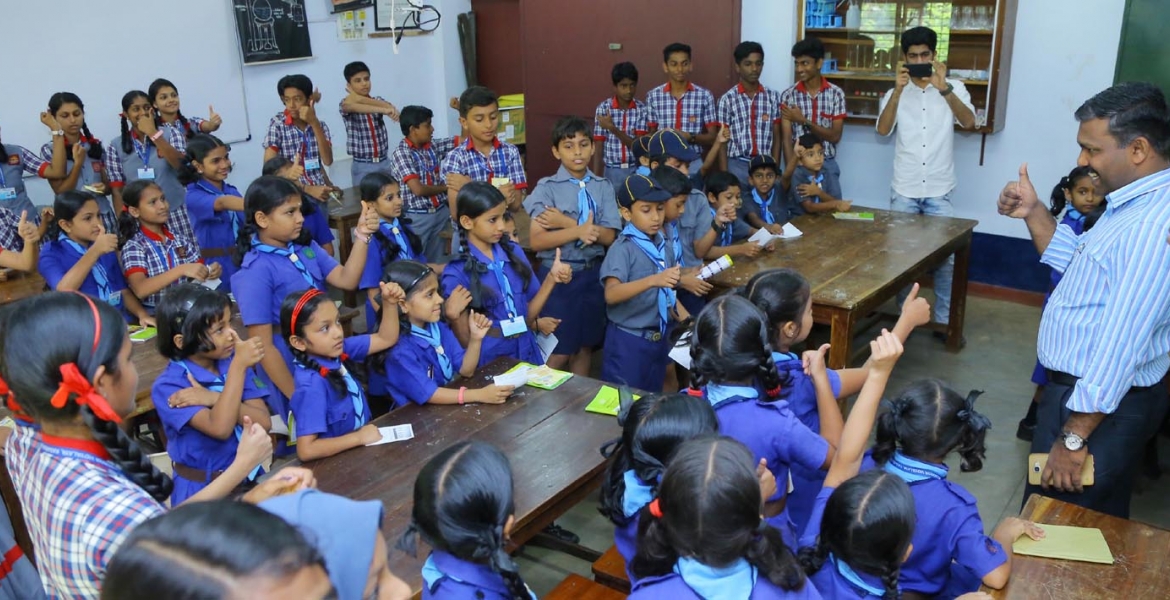 മീസില്‍സ് റൂബെല്ല പ്രതിരോധ കുത്തിവയ്പു നടന്ന വിദ്യാനഗര്‍ കേന്ദ്രീയവിദ്യാലയത്തില്‍ ജില്ലാ കളക്ടര്‍ ജീവന്‍ബാബു കെ എത്തിയപ്പോള്‍.