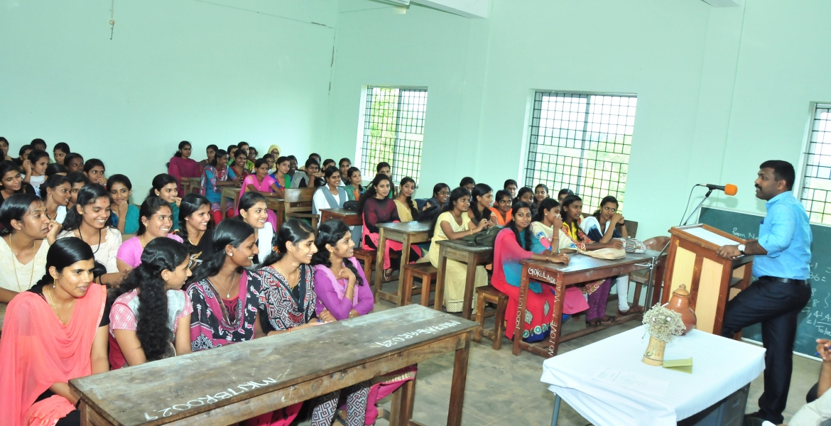  മടിക്കൈ മോഡല്‍ കോളേജില്‍ ജൈവവൈവിധ്യ ക്ലബ്ബ് ജില്ലാകലക്ടര്‍ ജീവന്‍ ബാബു.കെ  ഉദ്ഘാടനം ചെയ്യുന്നു. 