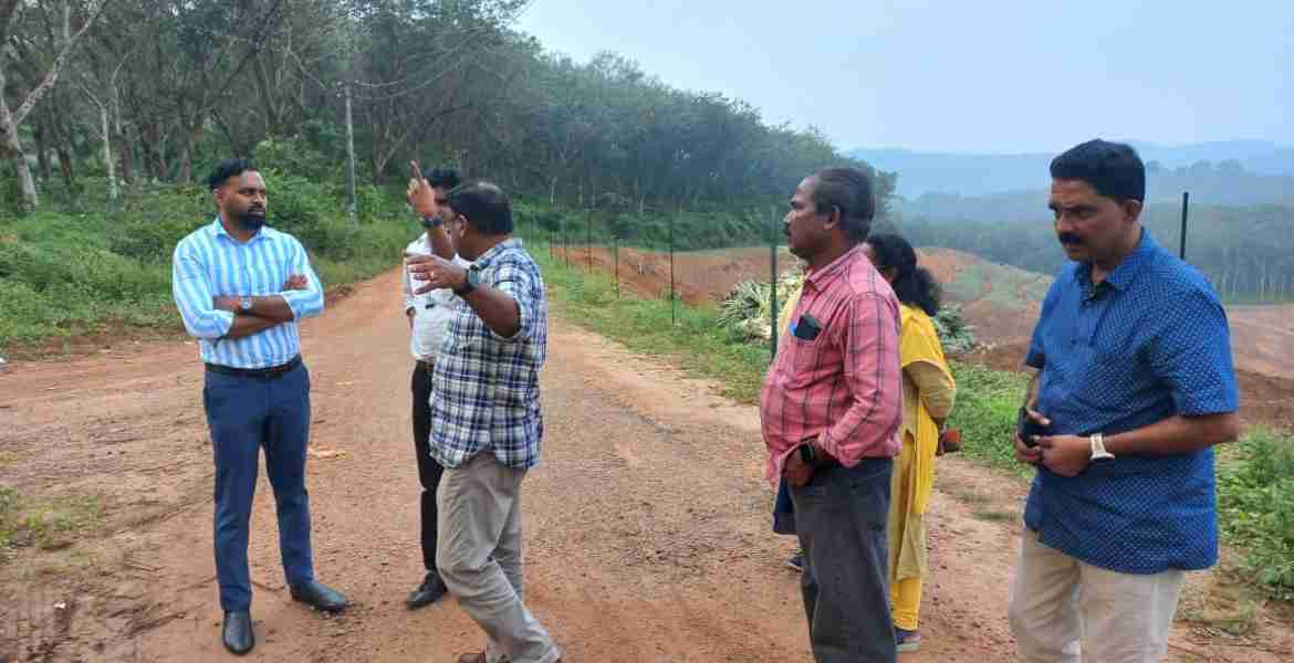 ജില്ലാ കലക്ടര്‍ എസ്.പ്രേംകൃഷ്ണന്റെ നേതൃത്വത്തില്‍ കൊടുമണ്‍ എസ്റ്റേറ്റില്‍ സാനിറ്റേഷന്‍ പാര്‍ക്കിനായി സ്ഥലപരിശോധന നടത്തുന്നു