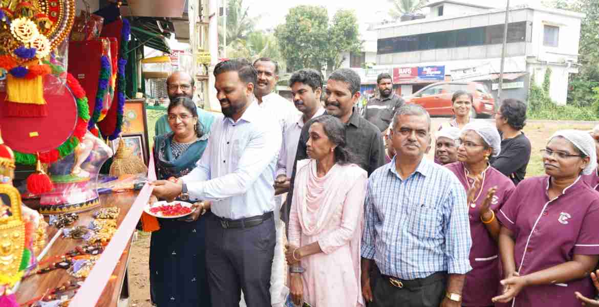 കുടുംബശ്രീ  ഉല്‍പ്പന്ന വിപണനമേളയുടെ ഉദ്ഘാടനം കുളനടയില്‍ ജില്ലാ കലക്ടര്‍ എസ്.പ്രേംകൃഷ്ണന്‍ നിര്‍വഹിക്കുന്നു