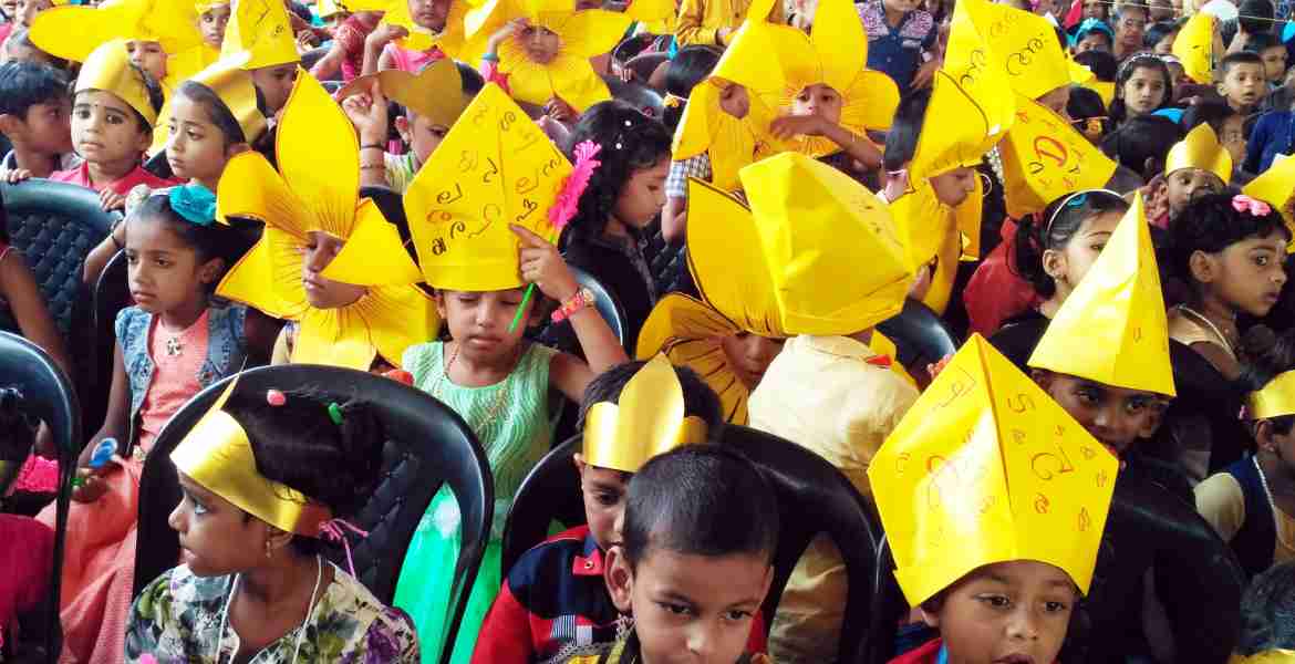  തെക്കില്‍പറമ്പ ഗവ.യു.പി സ്‌കൂളില്‍ ജില്ലാതല പ്രവേശനോത്സവത്തിനെത്തിയ നവാഗതര്‍ മധുരം കഴിക്കുന്നു. 