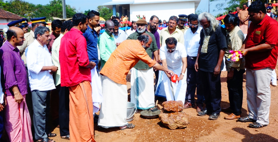 പൊതു വിദ്യാലയങ്ങളില്‍ ശില്‌പോദ്യാനം നിര്‍മ്മിക്കുന്ന കേരള ലളിതകലാ അക്കാദമിയുടെ പദ്ധതിയുടെ സംസ്ഥാന തല ഉദ്ഘാടനം കാസര്‍കോട് കയ്യൂര്‍ ഗവ.ഹയര്‍ സെക്കന്‍ഡറി സ്‌കൂള്‍ അങ്കണത്തില്‍ സാംസ്‌കാരിക വകുപ്പ് മന്ത്രി എ.കെ.ബാലന്‍ നിര്‍വ്വഹിക്കുന്നു. 