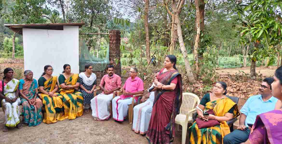 ന്യൂ ഇന്ത്യ ലിറ്ററസി പ്രോഗ്രാം ഓൺലൈൻ സർവ്വേ ജില്ലാ തല ഉദ്ഘാടനം ചെങ്ങളായി പഞ്ചായത്തിലെ നെടുവാലൂരിൽ  ജില്ലാ പഞ്ചായത്ത് പ്രസിഡണ്ട് അഡ്വ കെ കെ രത്നകുമാരി നിർവഹിക്കുന്നു