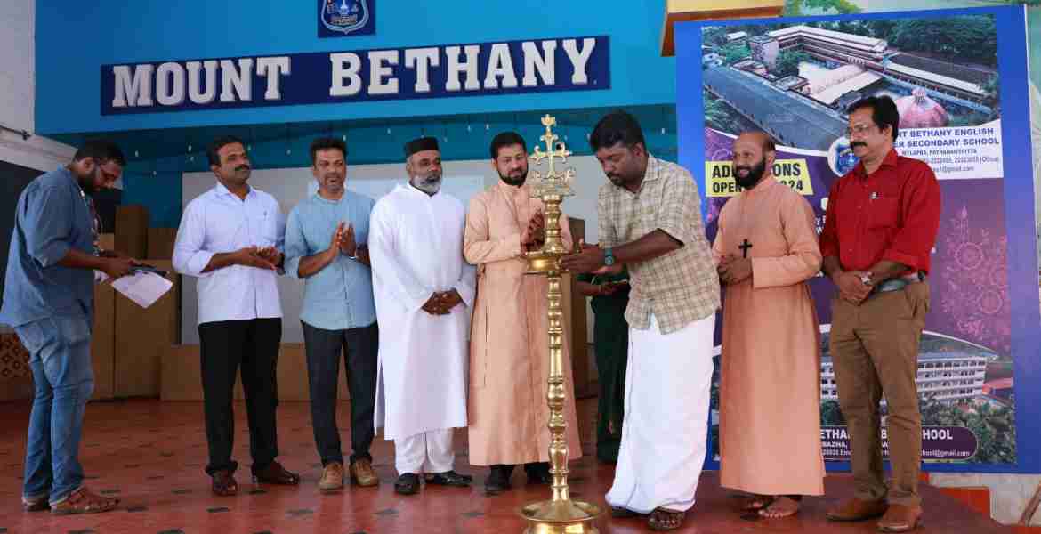 ജില്ലാ ശുചിത്വ മിഷനും  മൗണ്ട് ബദനി ഇംഗ്ലീഷ് ഹയര്‍ സെക്കന്‍ഡറി സ്‌കൂളും  എന്‍എസ്എസ് യൂണിറ്റിന്റെ ആഭിമുഖ്യത്തില്‍ സംയുക്തമായി സംഘടിപ്പിച്ച ശിശു ദിനാഘോഷവും  ചിത്ര പ്രദര്‍ശനവും പ്രമാടം ഗ്രാമപഞ്ചായത്ത് പ്രസിഡന്റ് നവനീത് വലംഞ്ചുഴി ഉദ്ഘാടനം ചെയ്യുന്നു