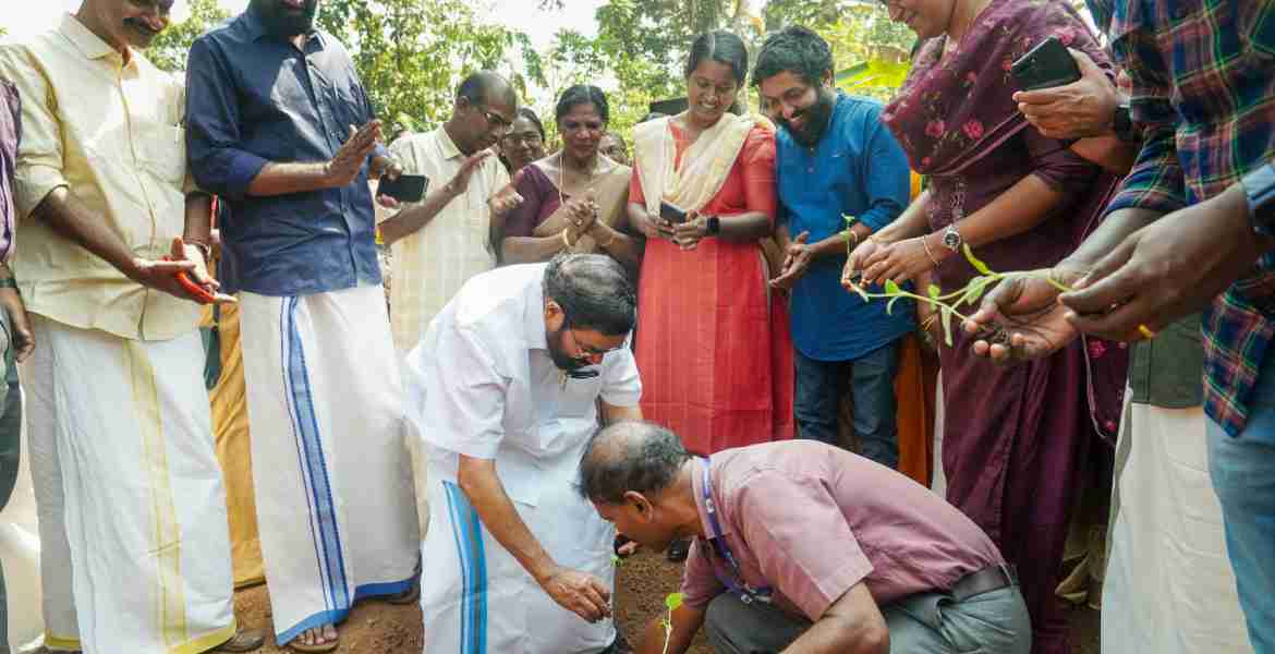 കുടുംബശ്രീ ജില്ലാ മിഷൻ നടപ്പാക്കുന്ന 'വേനൽ മധുരം' തണ്ണിമത്തൻ കൃഷിയുടെ ജില്ലാതല ഉദ്ഘാടനം നീണ്ടൂർ പഞ്ചായത്തിലെ മേക്കാവ് കൃഷിയിടത്തിൽ സഹകരണ-തുറമുഖ-ദേവസ്വം വകുപ്പുമന്ത്രി വി.എൻ. വാസവൻ തണ്ണീർമത്തൻ തൈ നട്ട് നിർവഹിക്കുന്നു.  കുടുംബശ്രീ ജില്ലാ മിഷൻ നടപ്പാക്കുന്ന 'വേനൽ മധുരം' തണ്ണിമത്തൻ കൃഷിയുടെ ജില്ലാതല ഉദ്ഘാടനം നീണ്ടൂർ പഞ്ചായത്തിലെ മേക്കാവ് കൃഷിയിടത്തിൽ നിർവഹിച്ച ശേഷം സഹകരണ-തുറമുഖ-ദേവസ്വം വകുപ്പുമന്ത്രി വി.എൻ. വാസവൻ കൃഷിയിറക്കാനുള്ള തണ്ണിമത്തൻ തൈകൾ സി.ഡി.എസ്. അംഗങ്ങൾക്ക് കൈമാറുന്നു.  കുടുംബശ്രീ ജില്ലാ മിഷൻ നടപ്പാക